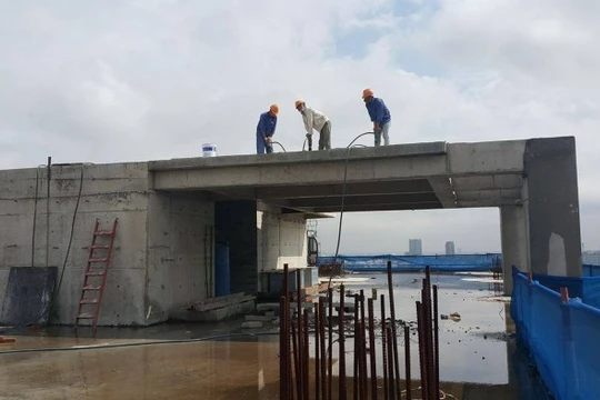 Phá dỡ phần sai phạm tòa nhà 8B Lê Trực diễn ra theo kiểu cầm chừng "câu giờ"