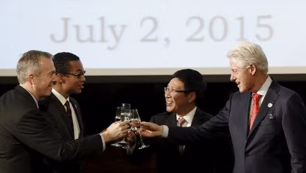 Cựu Tổng thống Bill Clinton nâng ly chúc mừng Phó Thủ tướng kiêm Bộ trưởng Ngoại giao Phạm Bình Minh, bạn đời của đại sứ, Clayton Bond và Đại sứ Mỹ tại Việt Nam Ted Osius (thứ tự từ phải sang). Ảnh: Reuters