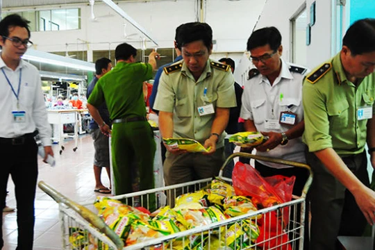 Đoàn liên ngành kiểm tra các gói bột nêm Knorr tại Công ty TNHH Quốc tế Chutex 