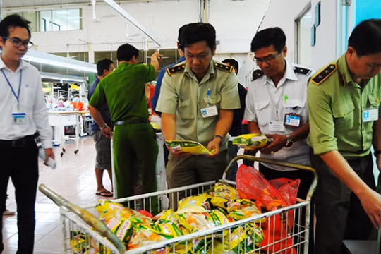 Đoàn liên ngành kiểm tra các gói bột nêm Knorr tại Công ty TNHH Quốc tế Chutex 