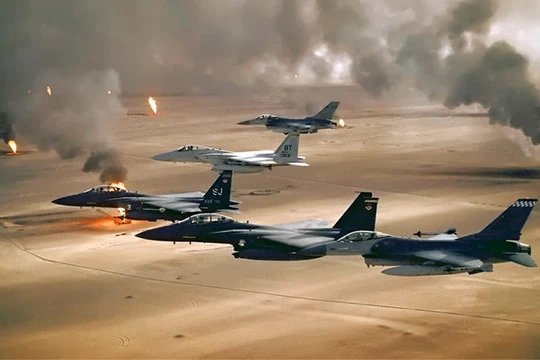 Máy bay liên quân áp đảo bầu trời Kuwait và Iraq trong chiến dịch Bão táp sa mạc đầu năm 1991 - Ảnh: Không lực Mỹ