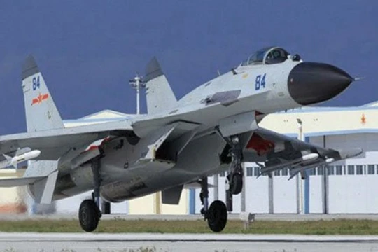 Máy bay chiến đấu J-11B hạ cánh xuống đảo Phú Lâm tại quần đảo Hoàng Sa ngày 30/10/2015