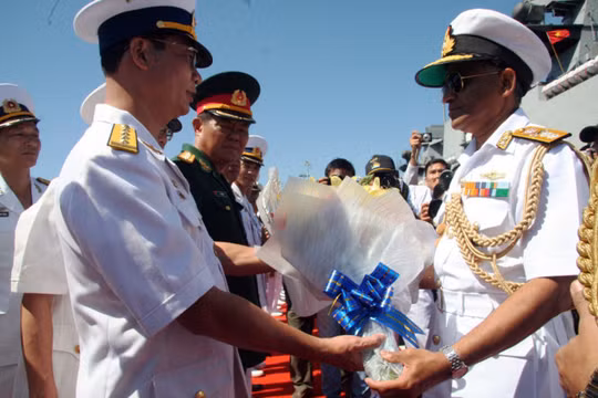 Đại diện hải quân Việt Nam tặng hoa đoàn hải quân Ấn Độ ghé thăm cảng Cam Ranh của Việt Nam