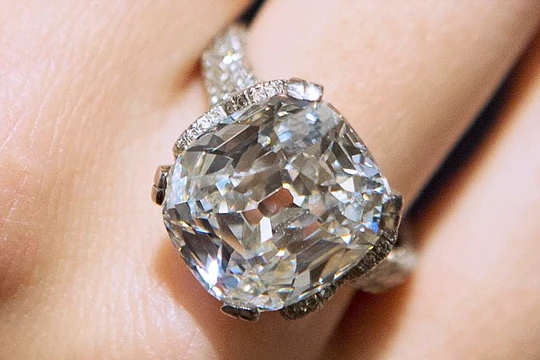 Jiang Xulian chấp nhận phẫu thuật để gắp viên kim cương ra sau khi bị phát hiện