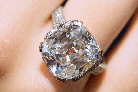 Jiang Xulian chấp nhận phẫu thuật để gắp viên kim cương ra sau khi bị phát hiện