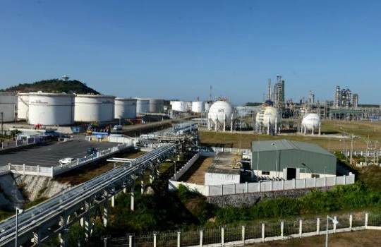 Nhà máy lọc dầu Dung Quất đang được nâng cấp mở rộng với vốn 1,82 tỷ USD, công suất 8,5 triệu tấn một năm.