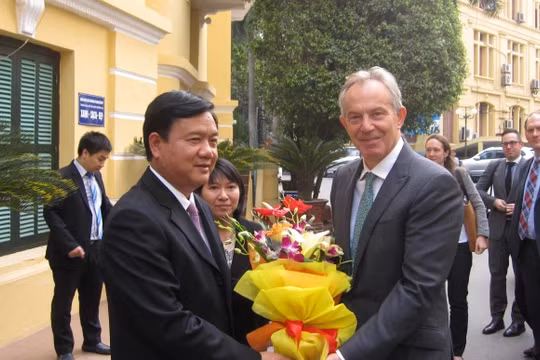 Bộ trưởng Đinh La Thăng nồng nhiệt đón ngài cựu Thủ tướng Anh Tony Blair đến thăm làm việc với Bộ GTVT