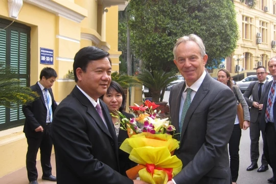 Bộ trưởng Đinh La Thăng nồng nhiệt đón ngài cựu Thủ tướng Anh Tony Blair đến thăm làm việc với Bộ GTVT