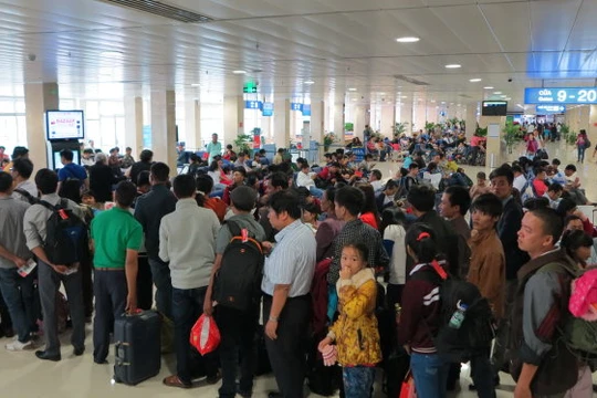 Hành khách rồng rắn xếp hàng ở sân bay Tân Sơn Nhất, chuẩn bị lên máy bay trong ngày cao điểm