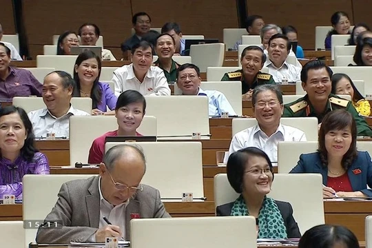 Bộ trưởng Hoàng Tuấn Anh khiến các đại biểu cười ồ khi nói "truyền trách nhiệm" cho Bộ trưởng kế tiếp