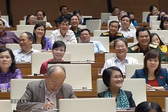 Bộ trưởng Hoàng Tuấn Anh khiến các đại biểu cười ồ khi nói "truyền trách nhiệm" cho Bộ trưởng kế tiếp