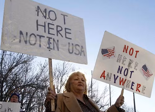  Người biểu tình phản đối các bà bầu Trung Quốc sang Mỹ đẻ con để tìm kiếm “thẻ xanh” Ảnh: LOS ANGELES TIMES