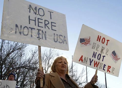  Người biểu tình phản đối các bà bầu Trung Quốc sang Mỹ đẻ con để tìm kiếm “thẻ xanh” Ảnh: LOS ANGELES TIMES