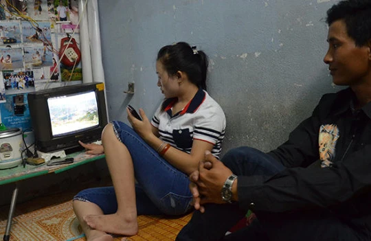 Công nhân hầu như không có cơ hội dành cho học hành để nâng cao tay nghề bởi vì với đồng lương quá thấp. Công nhân nghèo, đời sống tinh thần càng nghèo - Ảnh: Vũ Thủy