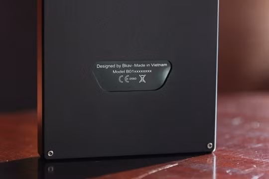 Điện thoại của BKAV được đặt trong một hộp chứa mẫu thử rất chuyên nghiệp 