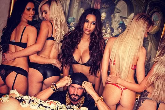 Những cảnh ăn chơi phản cảm được Beynon tung lên mạng khiến dư luận phản đối