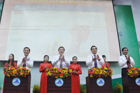 Cùng với TP.HCM và một số tỉnh thành khác, Đà Nẵng cũng đã thực hiện thí điểm kết nối, liên thông với hệ thống quản lý văn bản của Văn phòng Chính phủ (Trong ảnh: Lễ khánh thành Hệ thống thông tin chính quyền điện tử TP.Đà Nẵng)