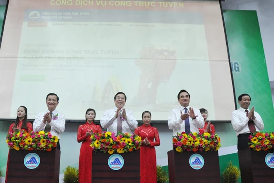 Cùng với TP.HCM và một số tỉnh thành khác, Đà Nẵng cũng đã thực hiện thí điểm kết nối, liên thông với hệ thống quản lý văn bản của Văn phòng Chính phủ (Trong ảnh: Lễ khánh thành Hệ thống thông tin chính quyền điện tử TP.Đà Nẵng)