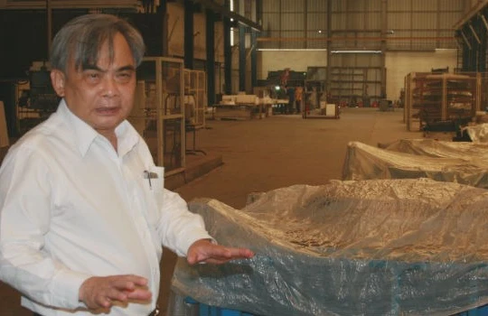 Ông Bùi Ngọc Huyên, Chủ tịch Vinaxuki trong nhà máy số 1 Mê Linh. Ảnh: Tâm An