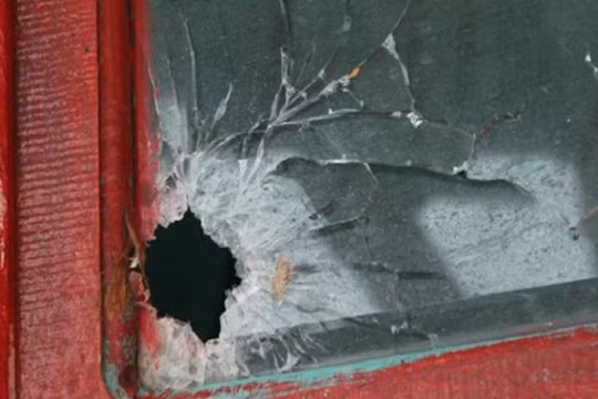 Vết đạn trên tàu cá của ngư dân Việt Nam bị bắn