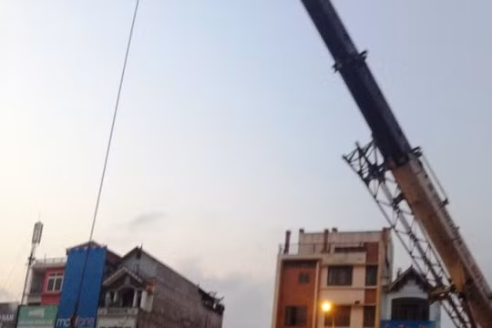 Nơi thanh sắt rơi xuống đường cắt ngang mặt 2 người dân đi xe máy đang lưu thông trên đường - Ảnh: Oto fun