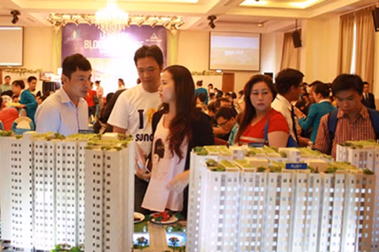 Tăng giá bán căn hộ ở từng đợt mở bán đang là "chiêu" bán hàng mà một số chủ đầu tư bất động sản ở Hà Nội áp dụng.