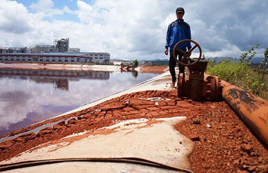 Bùn đỏ vương vãi, chỉ cần mưa lớn là bị rửa trôi và chảy tràn ra ngoài.