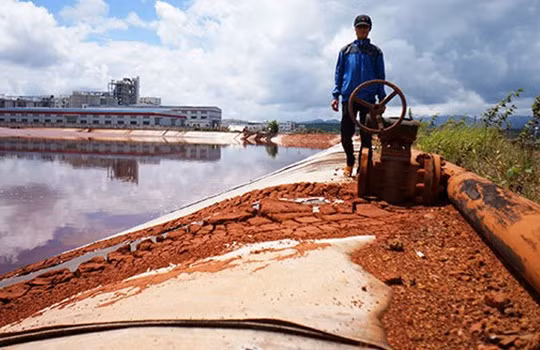 Bùn đỏ vương vãi, chỉ cần mưa lớn là bị rửa trôi và chảy tràn ra ngoài.