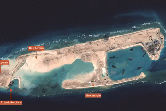 Ngoài đường băng dài 3.000m đã hoàn thành ở Đá Chữ Thập, Trung Quốc đang ráo riết xây dựng thêm một đường băng với kích cỡ tương tự tại Đá Xu Bi