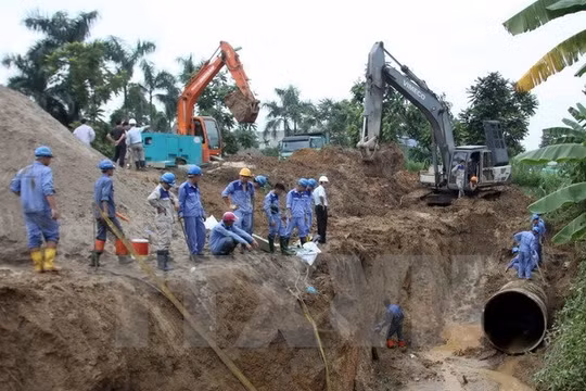 Hiện trường sự cố vỡ đường ống nước hồi tháng 8. (Ảnh: Tuấn Anh/TTXVN)