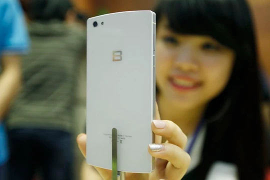BPhone phiên bản màu trắng tại sự kiện ra mắt ngày 26-5 (Hà Nội) - Ảnh: Nguyễn Khánh
