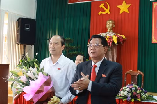 Ủy viên Trung ương Đảng, Bí thư Tỉnh ủy, Chủ tịch HĐND tỉnh Niê Thuật tặng hoa tân Chủ tịch UBND tỉnh Phạm Ngọc Nghị.