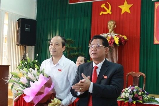 Ủy viên Trung ương Đảng, Bí thư Tỉnh ủy, Chủ tịch HĐND tỉnh Niê Thuật tặng hoa tân Chủ tịch UBND tỉnh Phạm Ngọc Nghị.