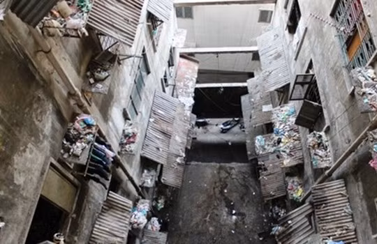 Chung cư 727 Trần Hưng Đạo, TP. HCM hoang tàn, xuống cấp nghiêm trọng Ảnh: Lê Phong