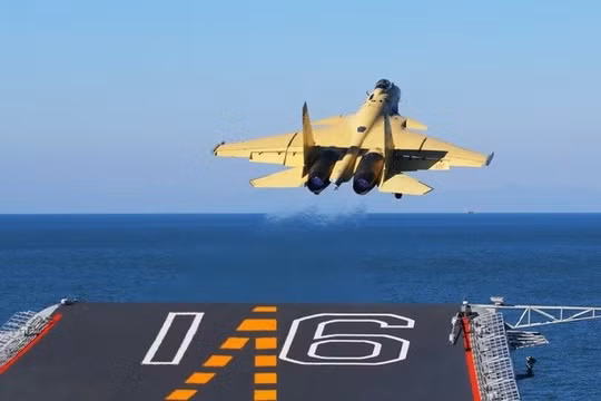 Máy bay J-15 cất cánh từ tàu sân bay Liêu Ninh của Trung Quốc