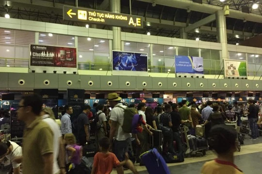 Màn hình sân bay bị chèn nội dung xấu
