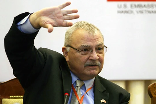 Michael W. Michalak, cựu đại sứ Mỹ, người đã cam kết tăng gấp đôi số lượng su học sinh Việt Nam sang Mỹ