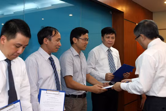 Tổng biên tập Phạm Anh Tuấn (thứ 2 từ phải sang) nhận quyết định từ Thứ trưởng Bộ TT&TT Lê Nam Thắng.