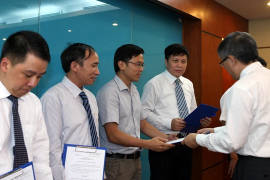 Tổng biên tập Phạm Anh Tuấn (thứ 2 từ phải sang) nhận quyết định từ Thứ trưởng Bộ TT&TT Lê Nam Thắng.