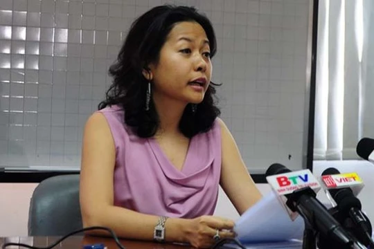 Bà Trần Uyên Phương - phó tổng giám đốc Công ty Tân Hiệp Phát - trả lời báo chí