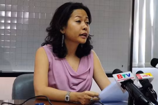 Bà Trần Uyên Phương - phó tổng giám đốc Công ty Tân Hiệp Phát - trả lời báo chí