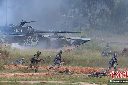 Lính Nga và Trung Quốc tập đổ bộ chiếm đảo