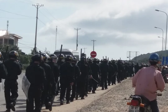 Hàng trăm chiến sỹ cơ động tập trung tại đèo Con