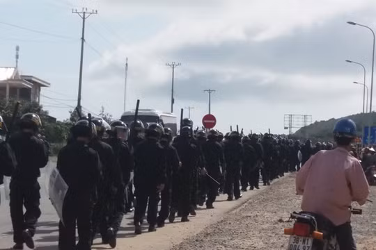 Hàng trăm chiến sỹ cơ động tập trung tại đèo Con
