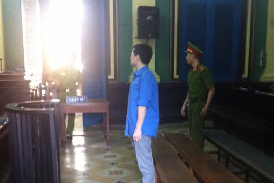 Bị cáo Tuấn tại phiên tòa hôm 30.9, một mực cho rằng không cưỡng đoạt tiền bà Huệ!