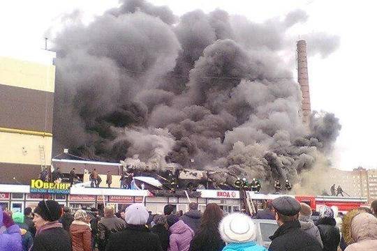 Khói bốc cao từ hiện trường vụ cháy - Ảnh: Twitter/RT