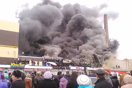 Khói bốc cao từ hiện trường vụ cháy - Ảnh: Twitter/RT