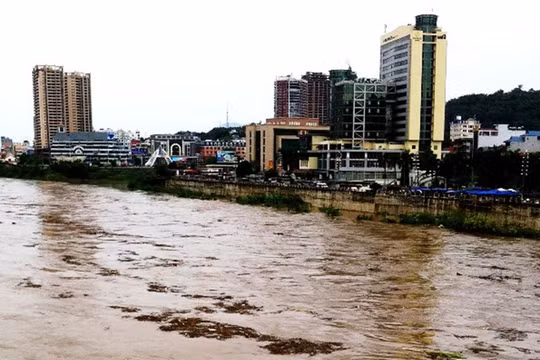 Lũ sông Hồng tại Lào Cai đạt đỉnh cao nhất từ đầu năm 2015 khi Trung Quốc xả nước từ thượng lưu - Ảnh: Khánh Vân