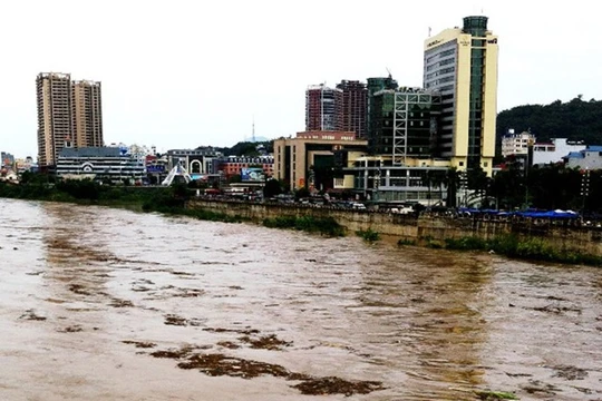 Lũ sông Hồng tại Lào Cai đạt đỉnh cao nhất từ đầu năm 2015 khi Trung Quốc xả nước từ thượng lưu - Ảnh: Khánh Vân