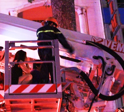 Cảnh sát PCCC dùng xe thang tiếp cận tầng 8 giải cứu người mắc kẹt. Ảnh: Hải Hiếu.